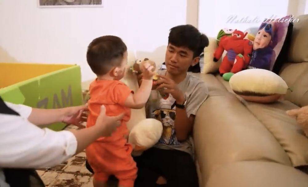 momen Tiko asuh Adzam anak Sule dan Nathalie Holscher (youtube.com/NathalieHolscher)