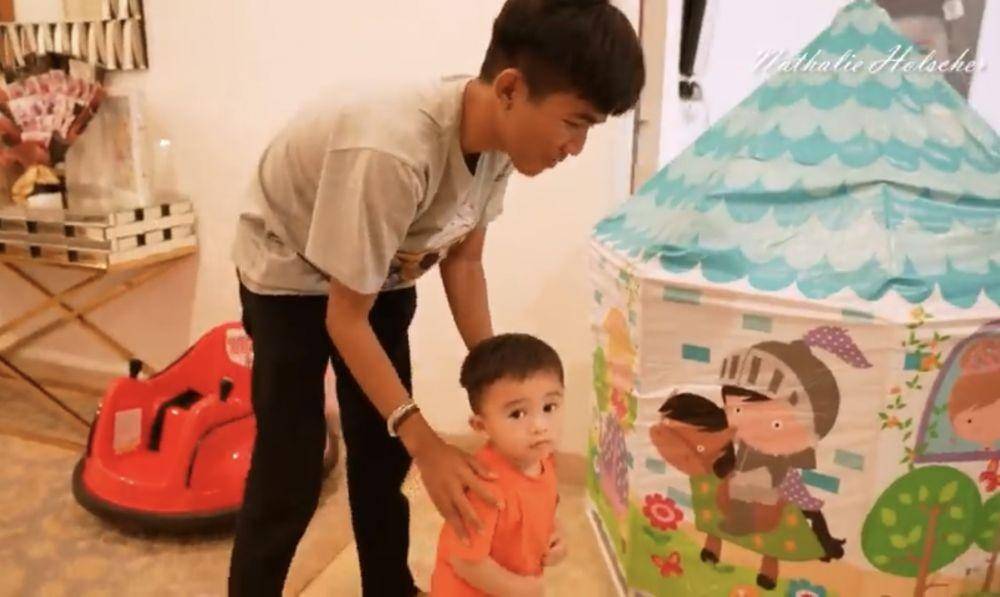 momen Tiko asuh Adzam anak Sule dan Nathalie Holscher (youtube.com/NathalieHolscher)