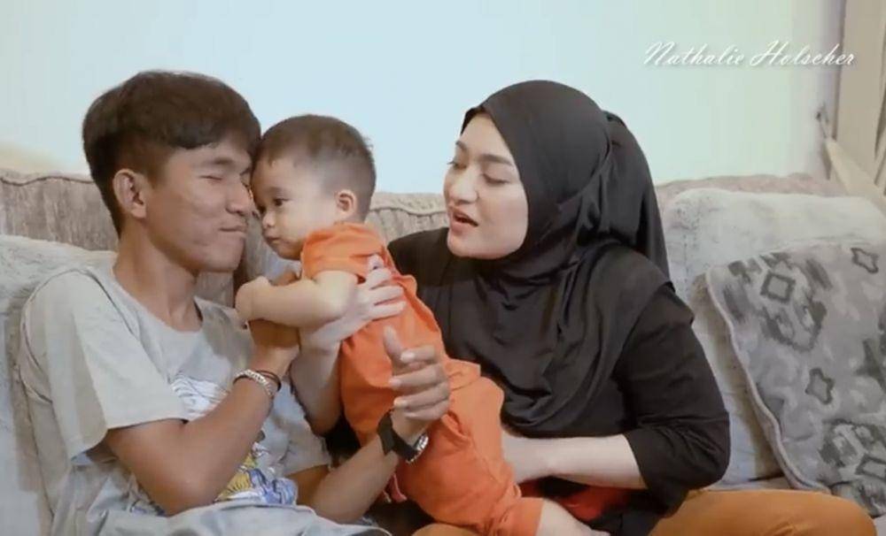 momen Tiko asuh Adzam anak Sule dan Nathalie Holscher (youtube.com/NathalieHolscher)