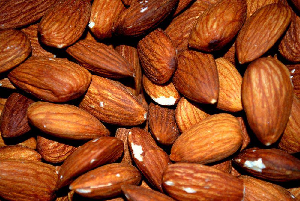 kacang almond (pixabay.com/PublicDomainPictures)