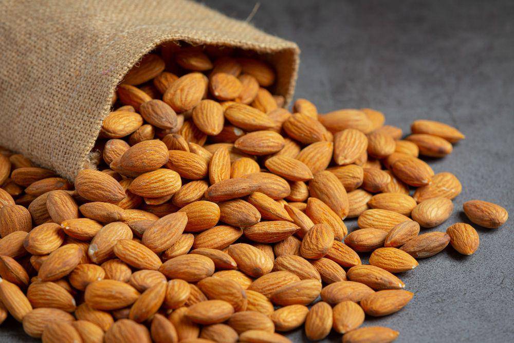 kacang almond (Freepik.com/jcomp)