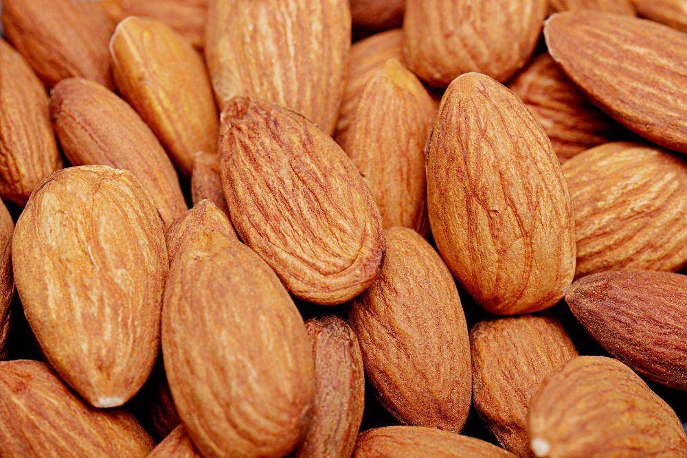 kacang almond (pixabay.com/mkupiec7)