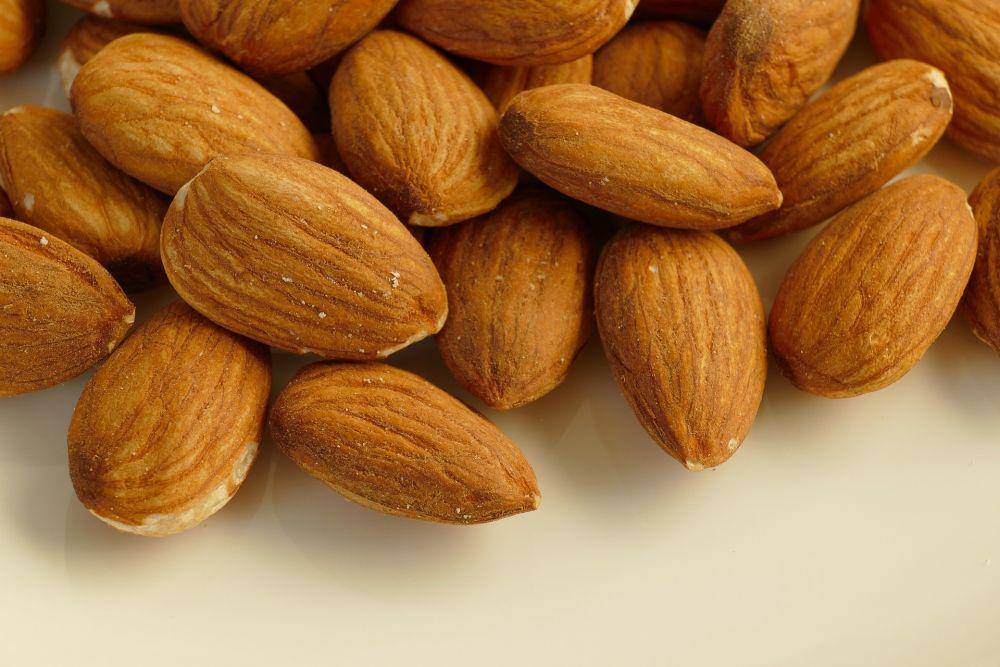 kacang almond (pixabay.com/pictavio)