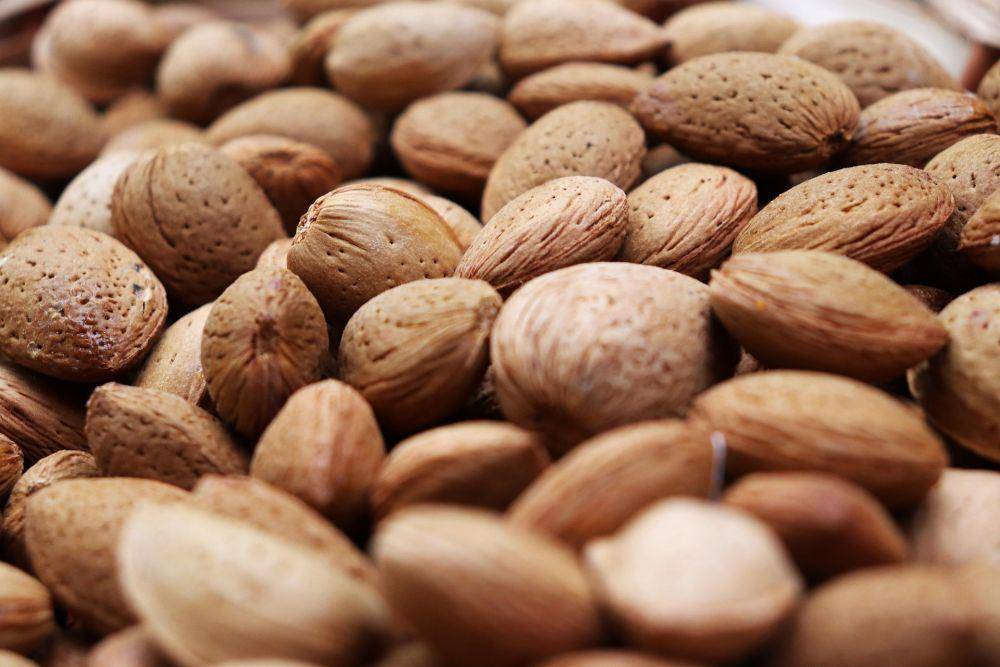 kacang almond (pixabay.com/k-e-k-u-l-e)