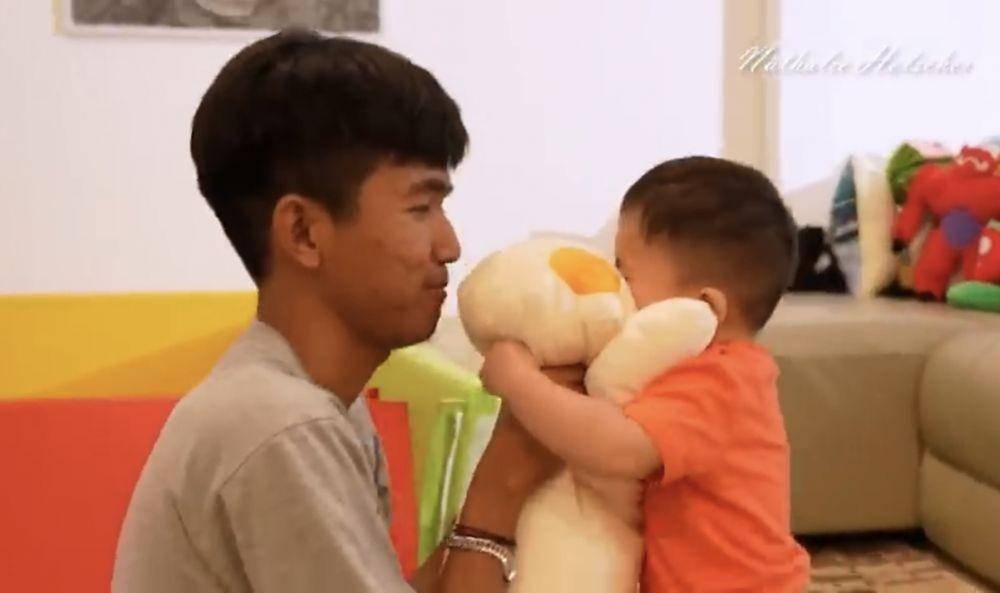 momen Tiko asuh Adzam anak Sule dan Nathalie Holscher (youtube.com/NathalieHolscher)