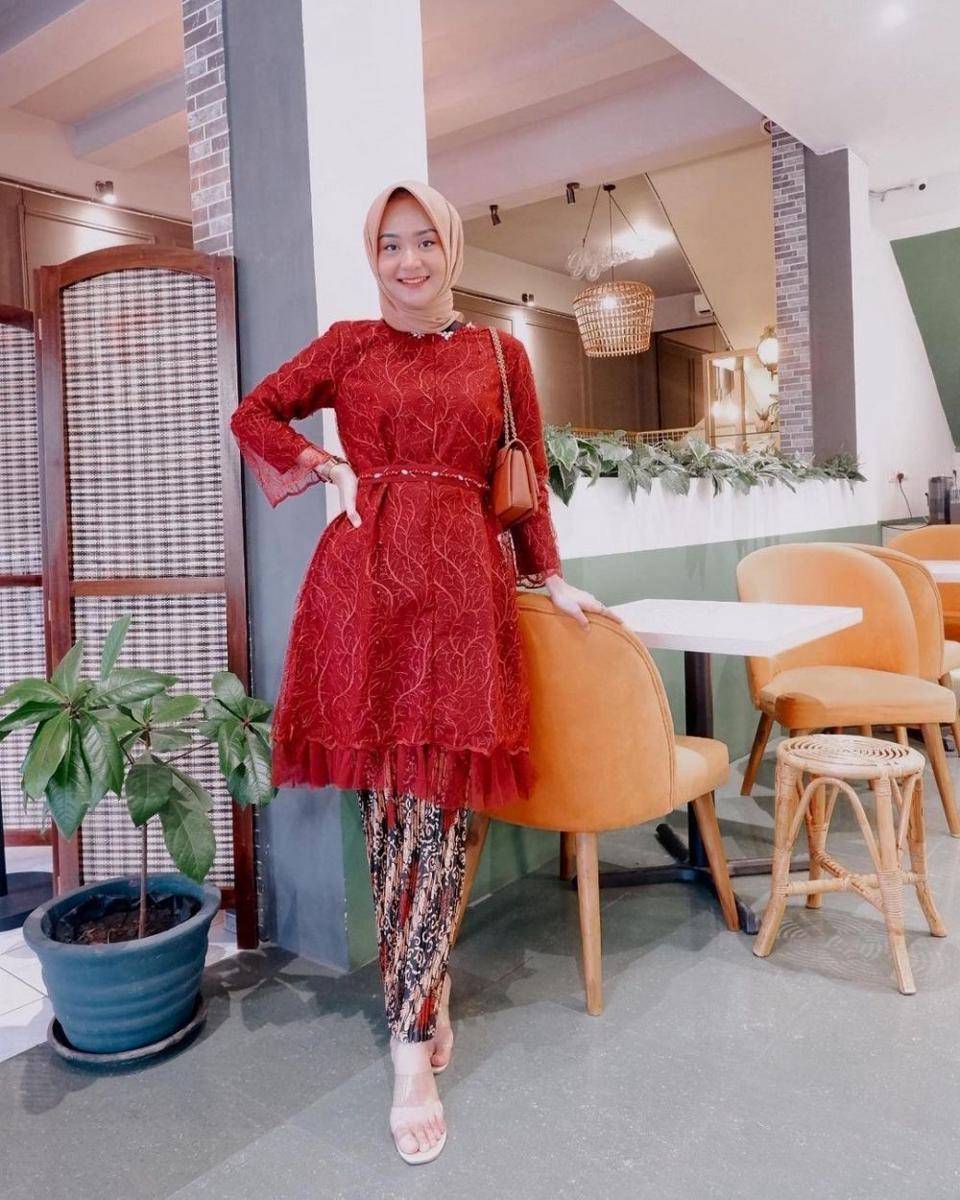 Kebaya blus bernuansa cerah ala Desya Rahayu (instagram.com/dsyrhy)