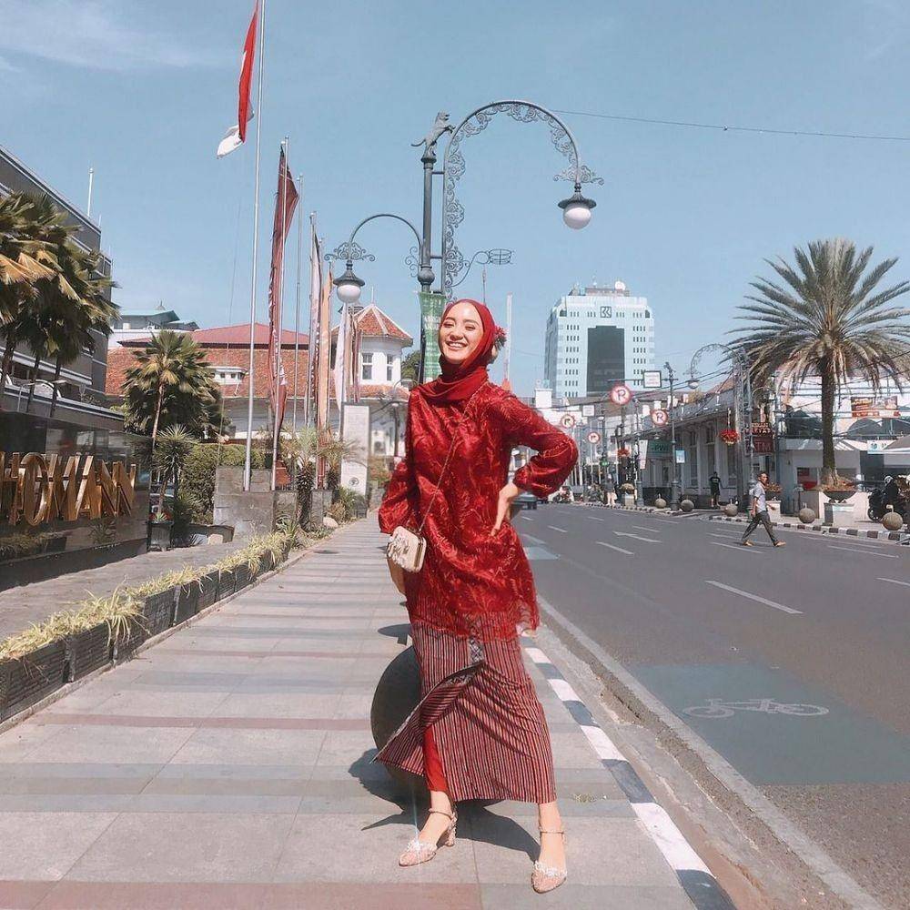 Kebaya blus bernuansa cerah ala Erica Putri (instagram.com/ericaputrii)