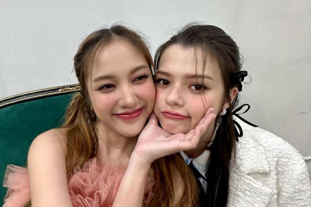 9 Potret Persahabatan Freen Sarocha dan Becky Armstrong, Manis!