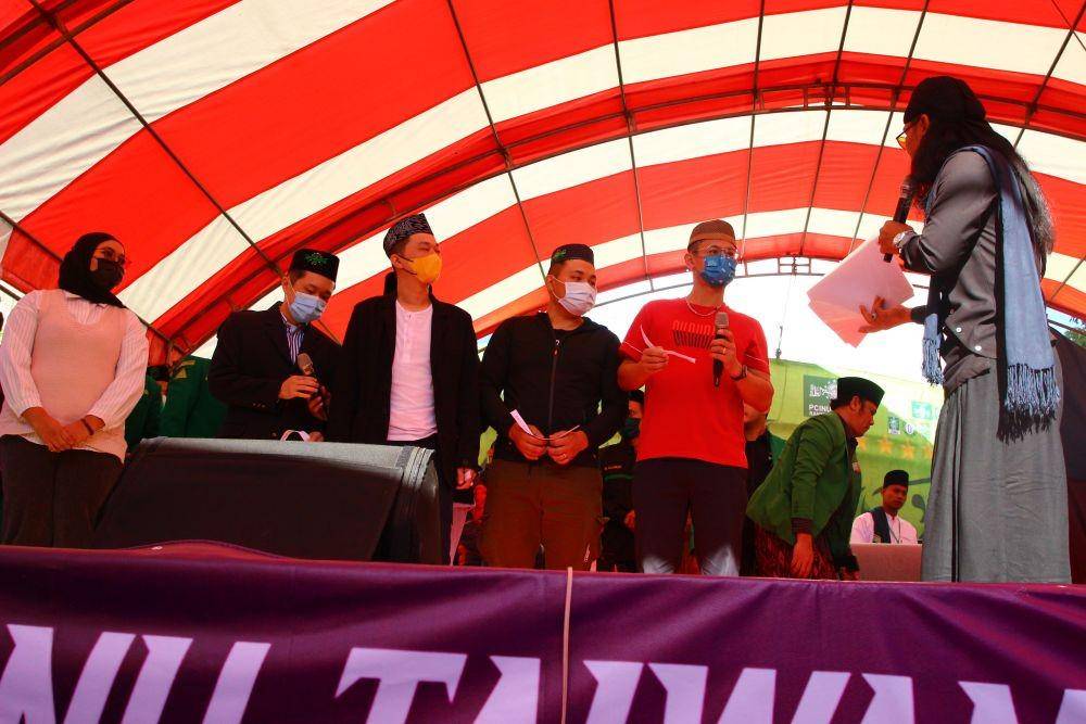 Gus Miftah saat memimpin syahadat kepada lima mualaf (IDN Times/Vanny El Rahman)