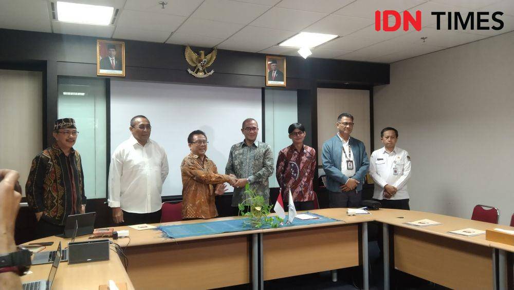Ketua KPU Hasyim Asy'ari dan Ketum PGI Gomar Gultom di kantor pusat PGI, Jakarta Pusat, Senin (16/1/2023). (Rivera Jesica Souisa/IDN Times)