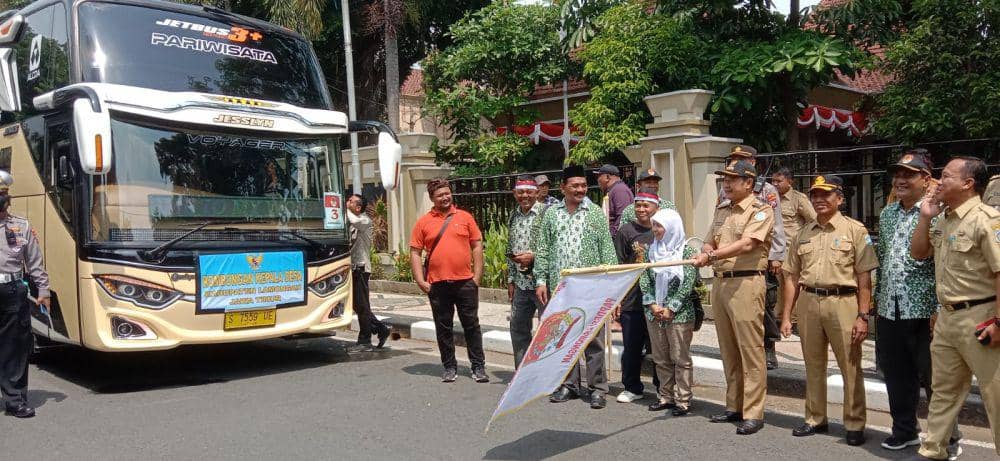 Ratusan kades di Lamongan ikut unjuk rasa ke Jakarta tuntut jabatan diperpanjang. IDN Times/Imron