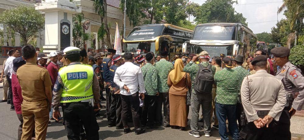 Ratusan kades di Lamongan ikut unjuk rasa ke Jakarta tuntut jabatan diperpanjang. IDN Times/Imron