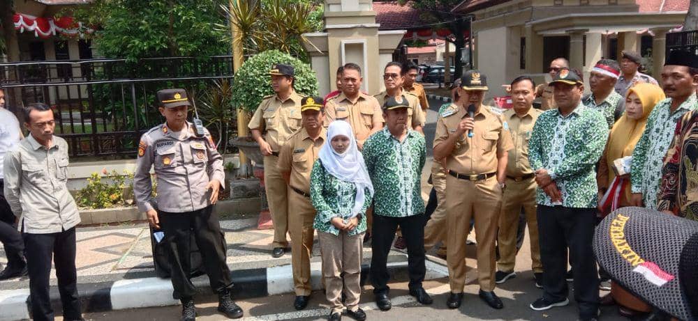 Ratusan kades di Lamongan ikut unjuk rasa ke Jakarta tuntut jabatan diperpanjang. IDN Times/Imron