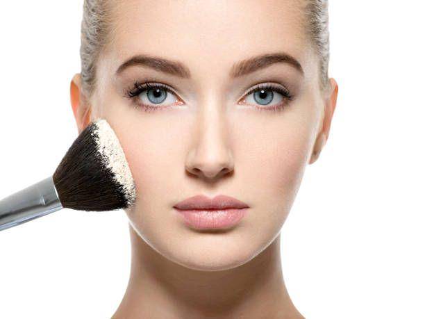 ilustrasi seseorang dengan make up natural (istockphoto.com/valuavitaly)