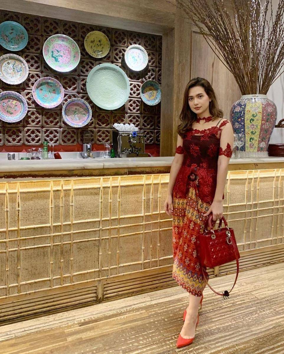 Kebaya blus bernuansa cerah ala Mayang Yudittia (instagram.com/judits29)
