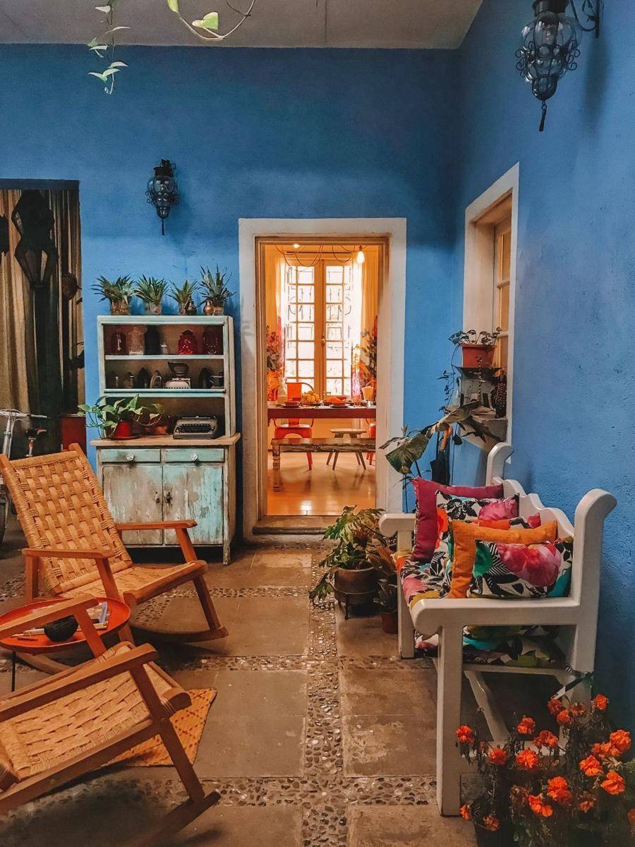 Interior desain ruang tamu untuk pencinta tanaman. (unsplash.com/Lorraine Mojica)