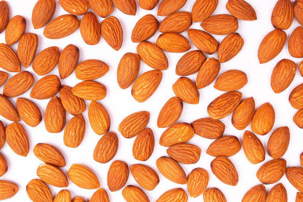kacang almond (pixabay.com/tamanna_rumee)