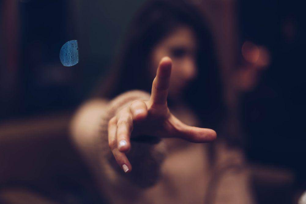 ilustrasi jari tangan perempuan (unsplash.com/Pars Sahin)