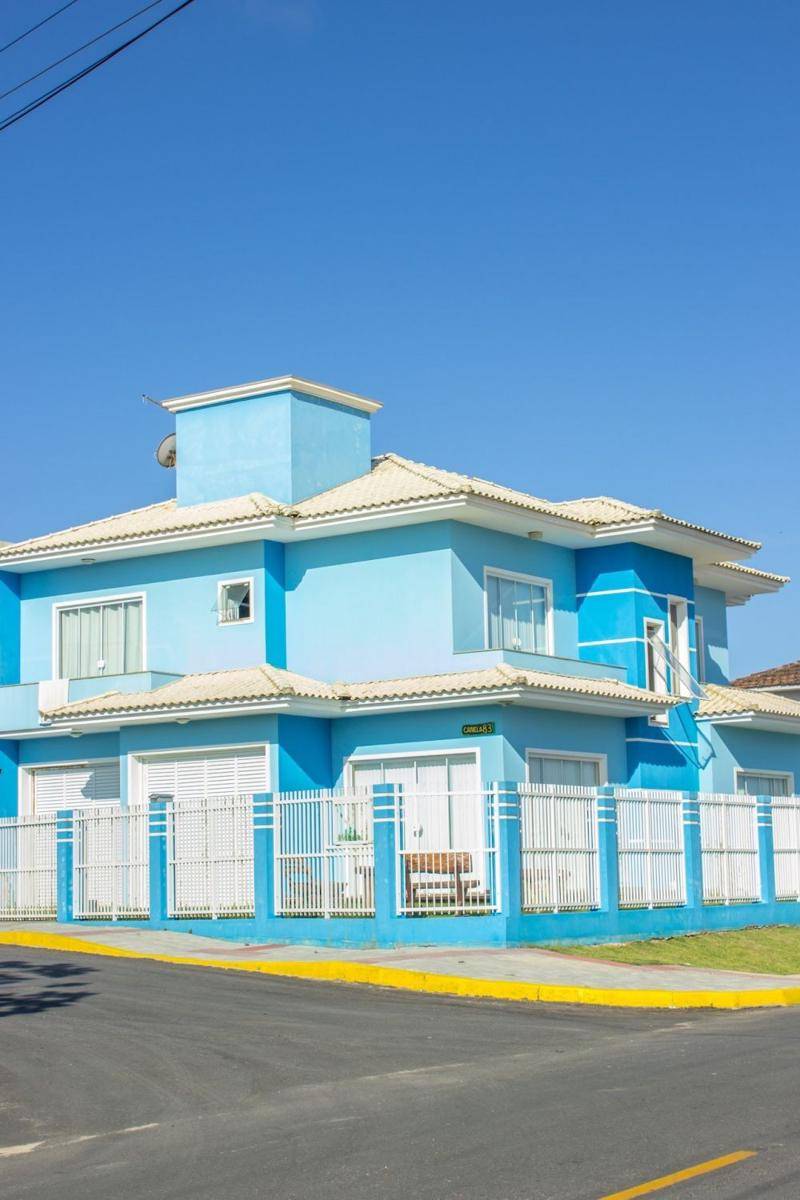 Kombinasi cat biru muda untuk desain rumah (pexels.com/Camila Bonamigo Alvarez)