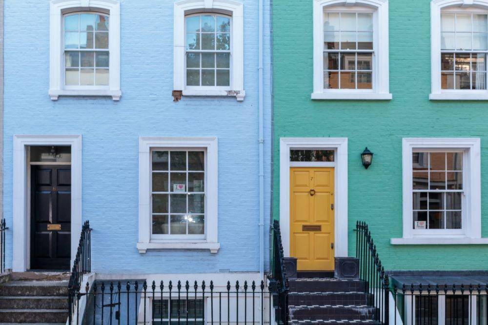Kombinasi cat biru muda untuk desain rumah (pexels.com/Domenico Bandiera)