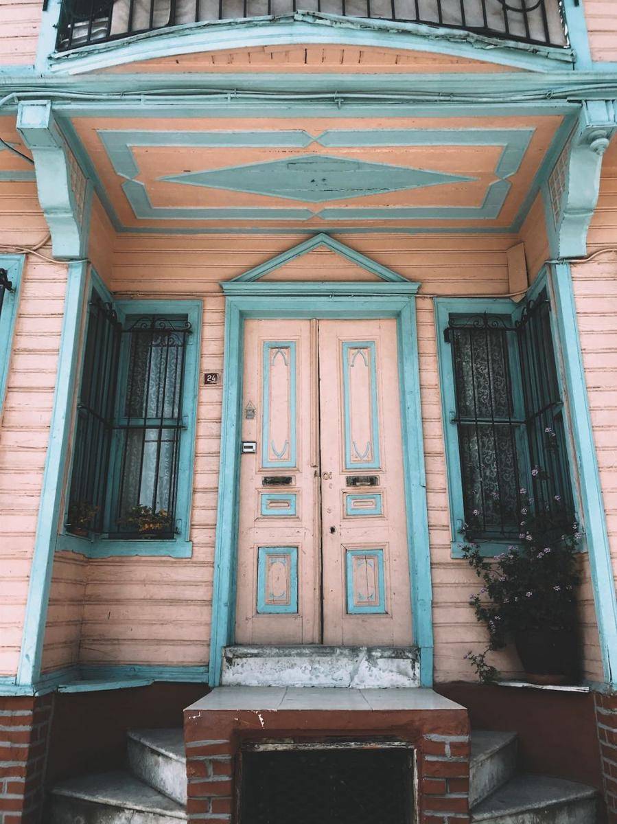 Kombinasi cat biru muda untuk desain rumah (pexels.com/Chaymss)
