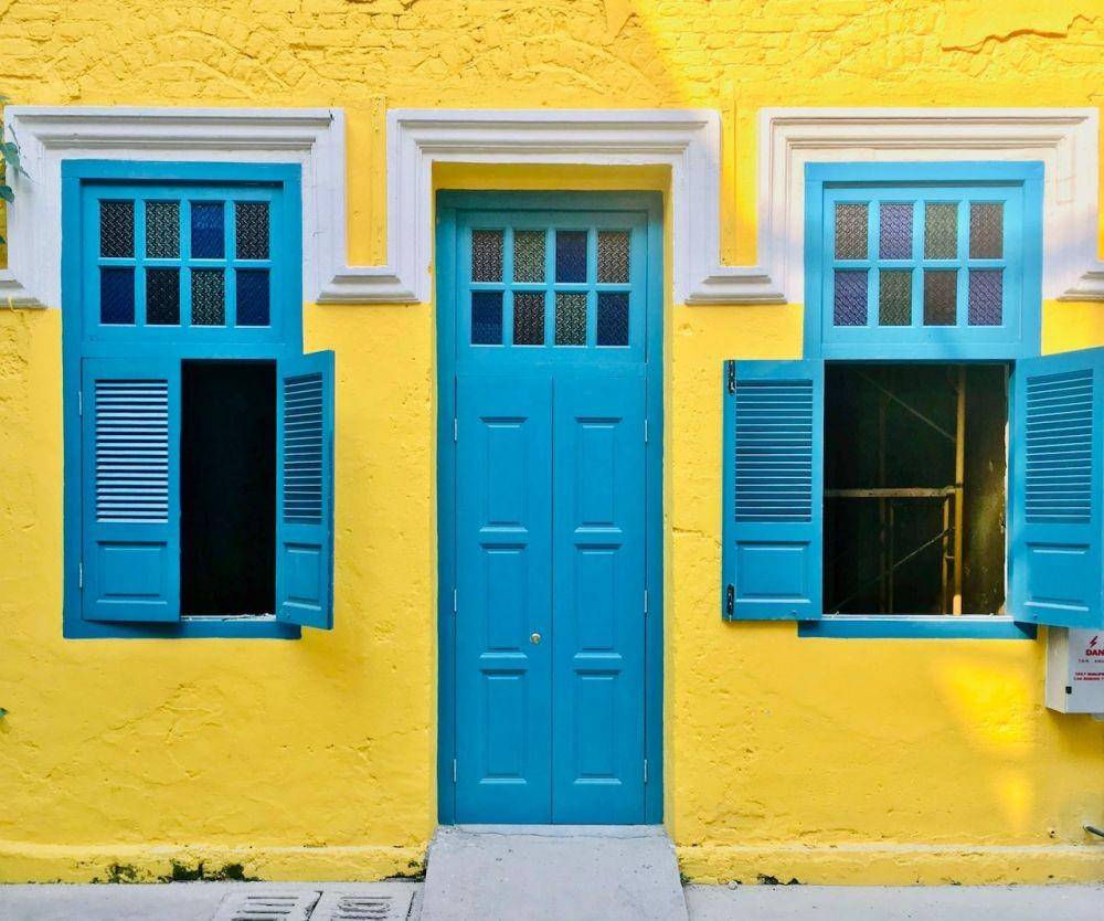 Kombinasi cat biru muda untuk desain rumah (pexels.com/Marshal Yung)