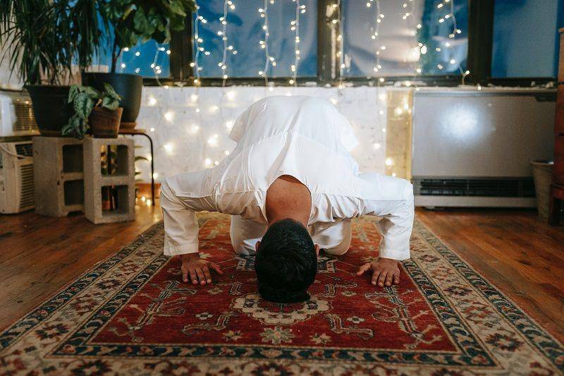 ilustrasi bersujud dalam sholat (pexels.com/Michael Burrows)