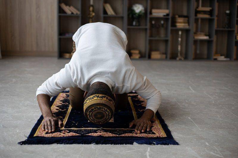 ilustrasi bersujud dalam sholat (pexels.com/Monstera)