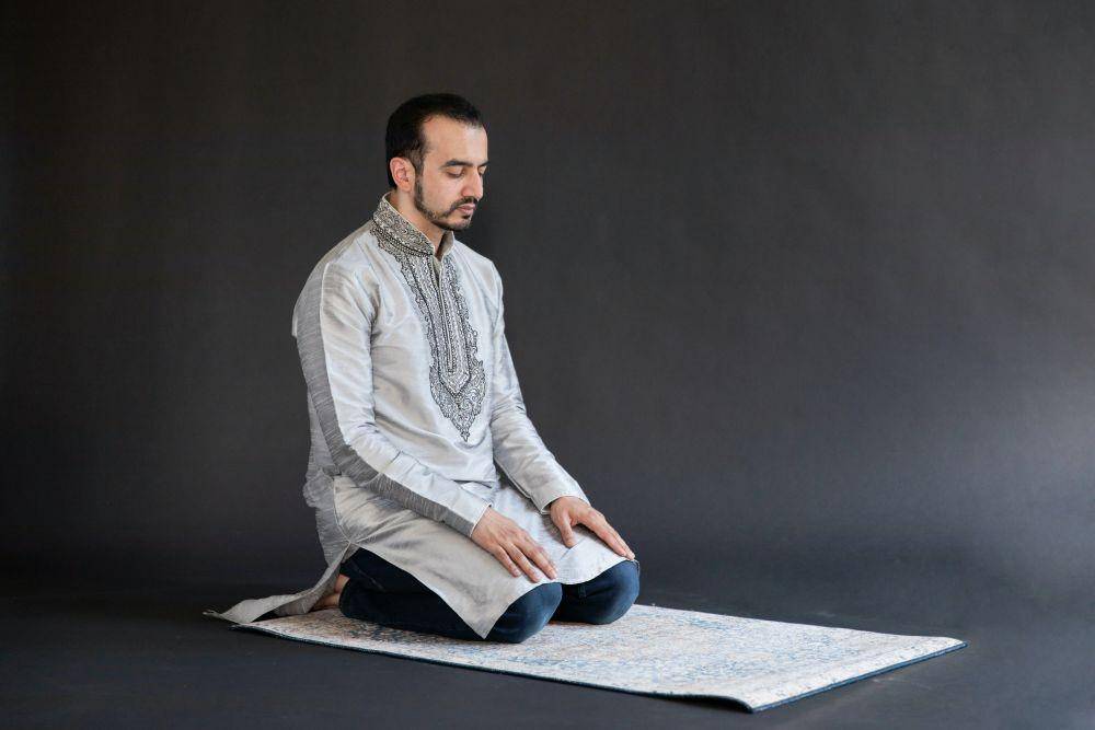 ilustras salat zuhur (pexels.com/RODNAE Productions)