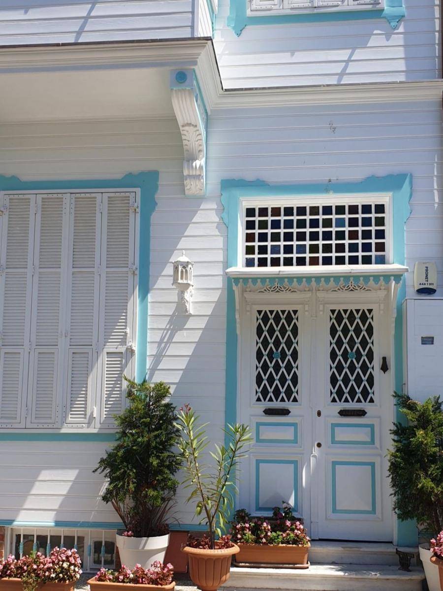 Kombinasi cat biru muda untuk desain rumah (pexels.com/z f)