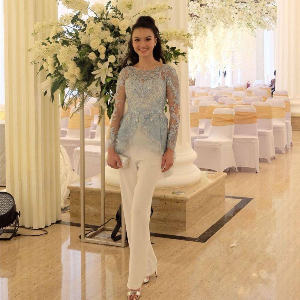 Kebaya blus bernuansa cerah ala Raline Shah (instagram.com/ralineshah)