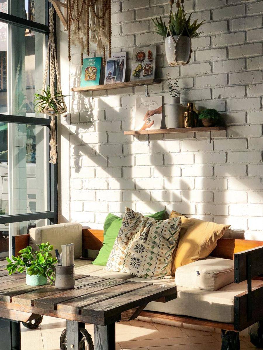 Interior desain ruang tamu untuk pencinta tanaman. (unsplash.com/Samson Thomas)