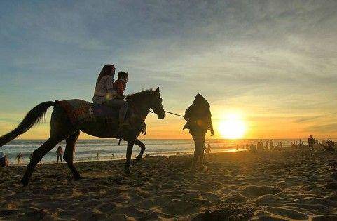 potret pengunjung yang sedang menaiki kuda di pantai bocor Kebumen (instagram.com/kebumenupdate)