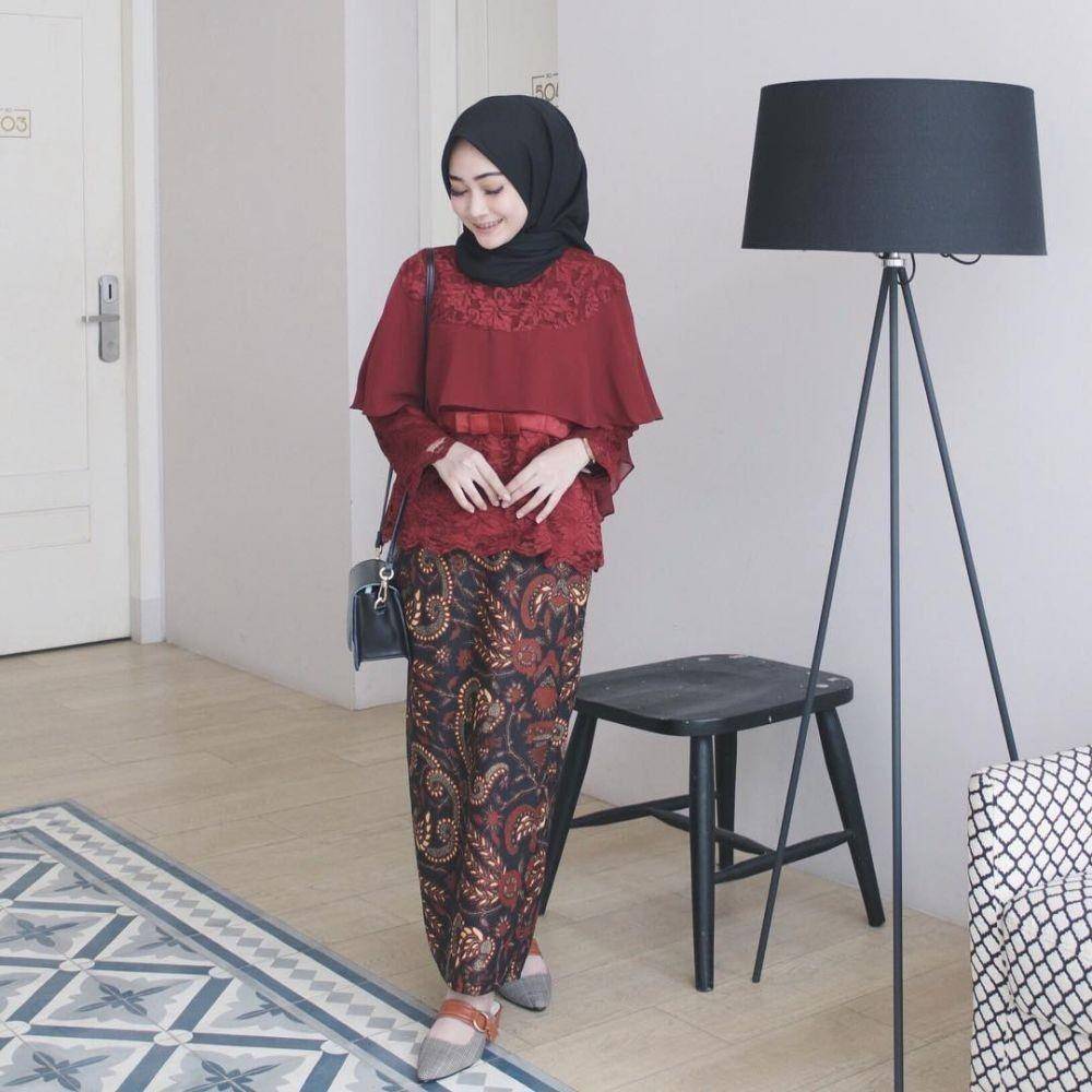 Kebaya blus bernuansa cerah ala Sinta Sri Antan (instagram.com/sin.sr)