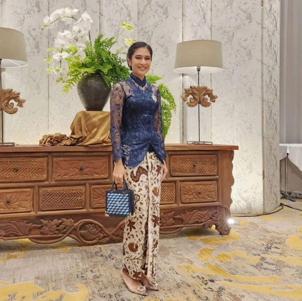 Kebaya blus bernuansa cerah ala Dian Sastro (instagram.com/therealdisastr)