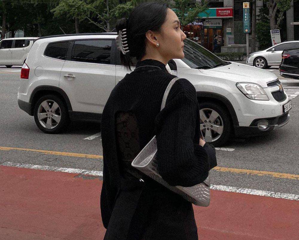 Jepit rambut berwarna senada dengan tas (Instagram.com/Bella Clarissa)