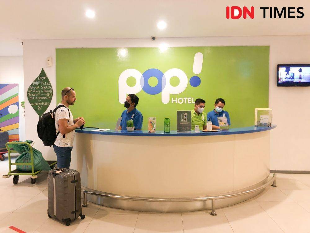 Lobby POP! Hotel Airport (IDN Times/Naufal Al Rahman)
