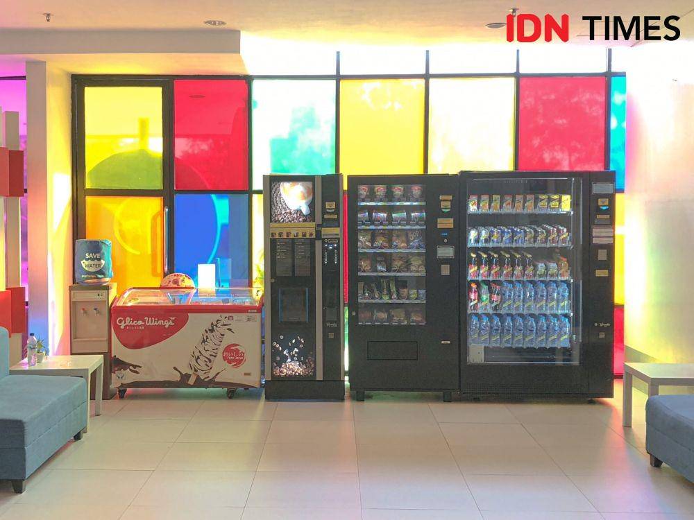 Vending machine di POP! Hotel Airport (IDN Times/Naufal Al Rahman)