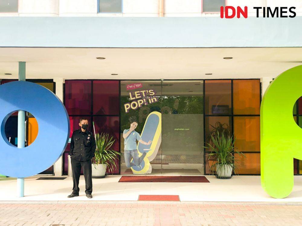 Lobby POP! Hotel Airport (IDN Times/Naufal Al Rahman)