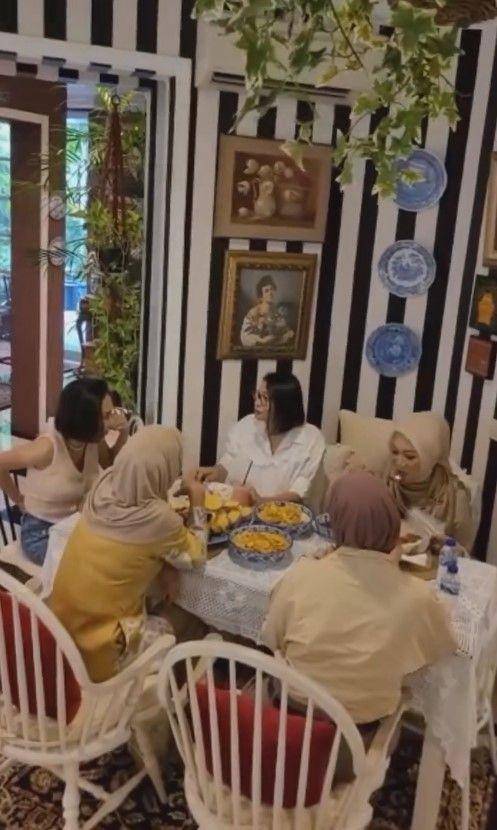 arisan di rumah Yuni Shara (Instagram.com/yunishara36)
