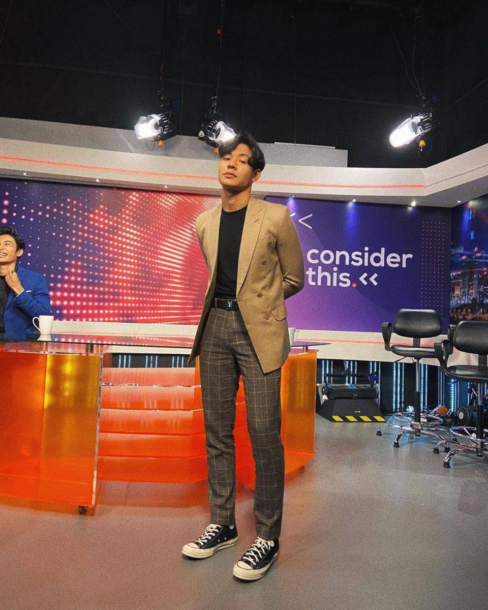 OOTD pakai high top sneakers ala Meerqeen (instagram.com/meerqeen)