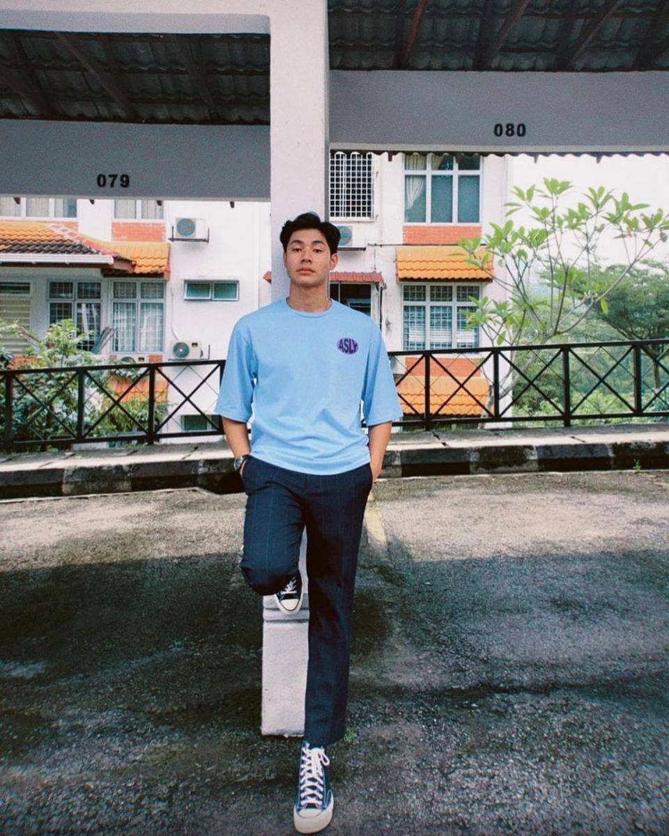 OOTD pakai high top sneakers ala Meerqeen (instagram.com/meerqeen)