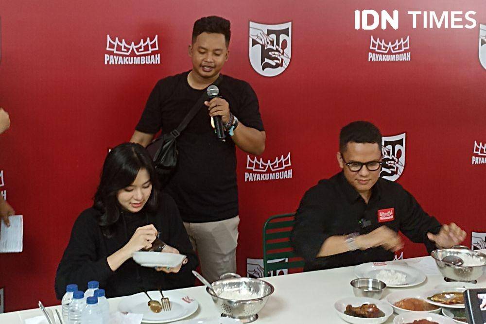 Zee JKT48 vs Arief Muhammad (IDN Times/Rafifa Shabira)