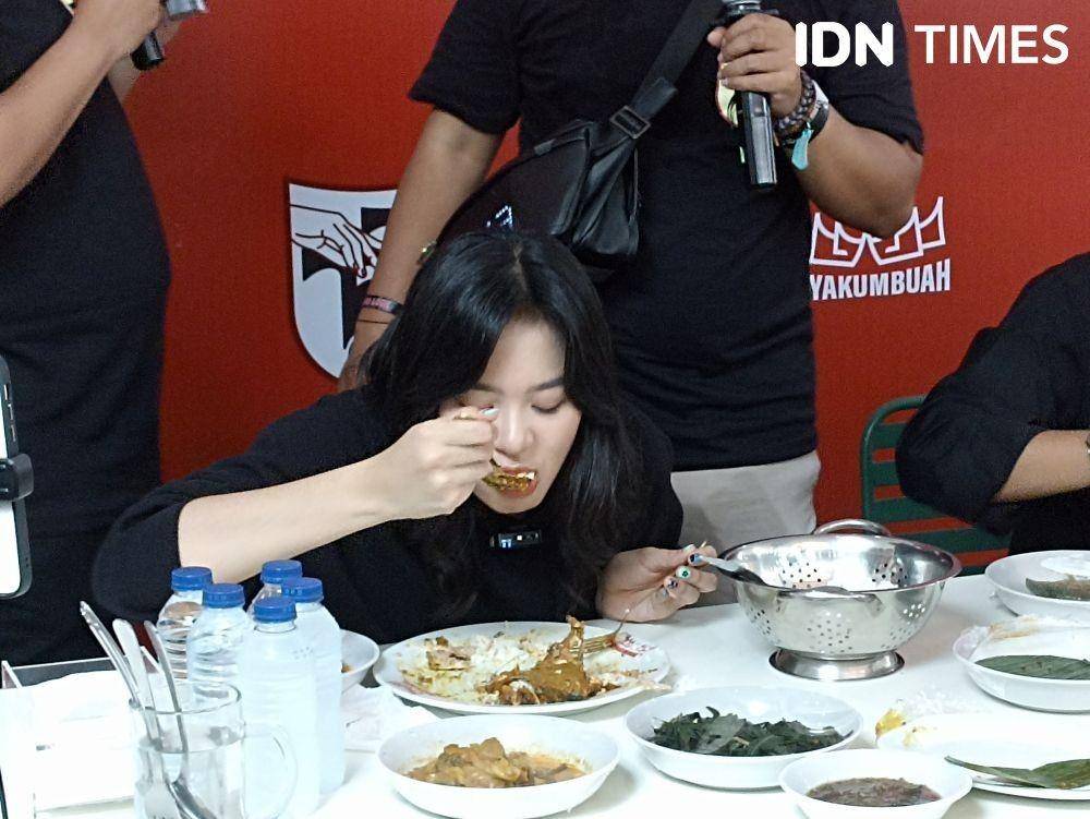 Zee JKT48 vs Arief Muhammad (IDN Times/Rafifa Shabira)