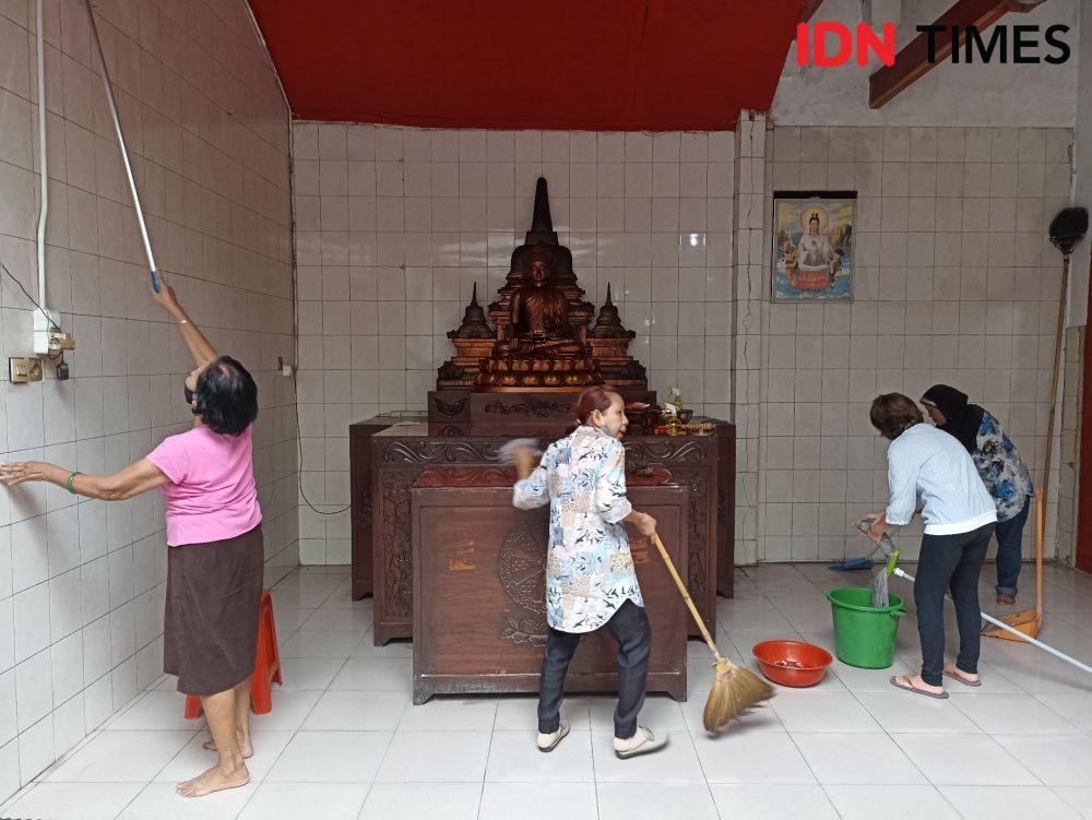 Jelang Imlek, Umat Lintas Agama di Jogja Bantu Bersihkan Kelenteng