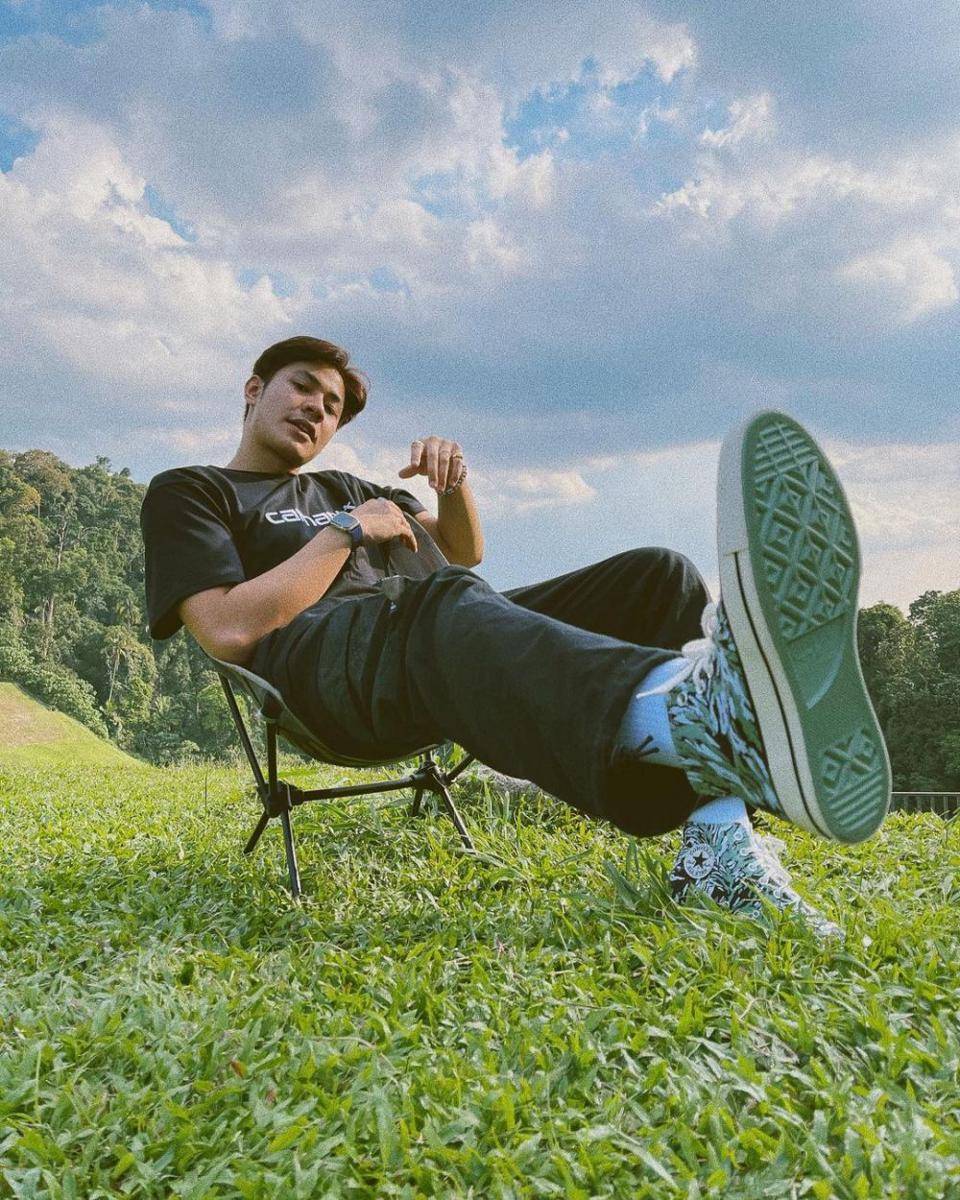 OOTD pakai high top sneakers ala Meerqeen (instagram.com/meerqeen)
