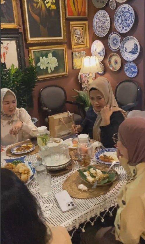 arisan di rumah Yuni Shara (Instagram.com/yunishara36)