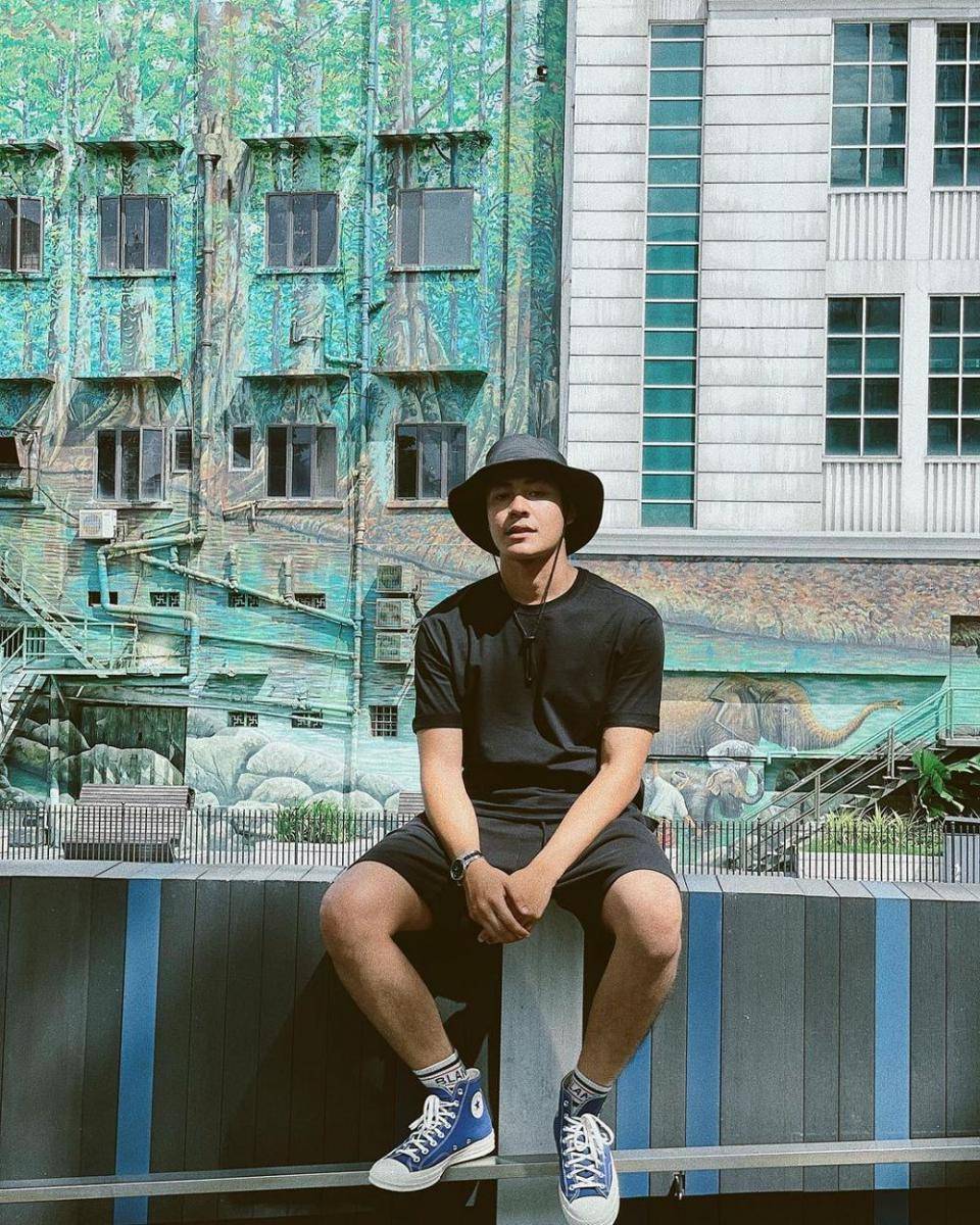 OOTD pakai high top sneakers ala Meerqeen (instagram.com/meerqeen)