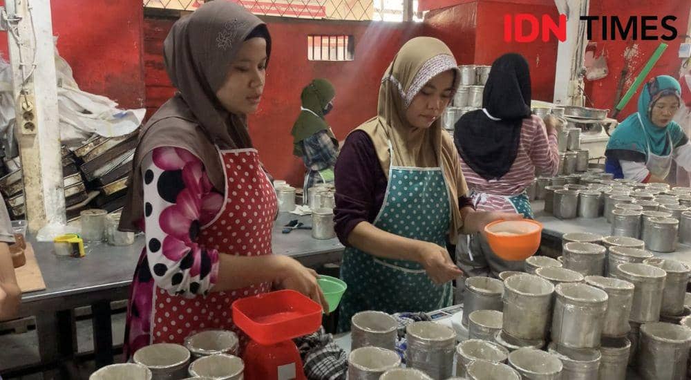 Pembuatan Kue Tutun Cap Teratai. (IDN Times/Rohmah Mustaurida).