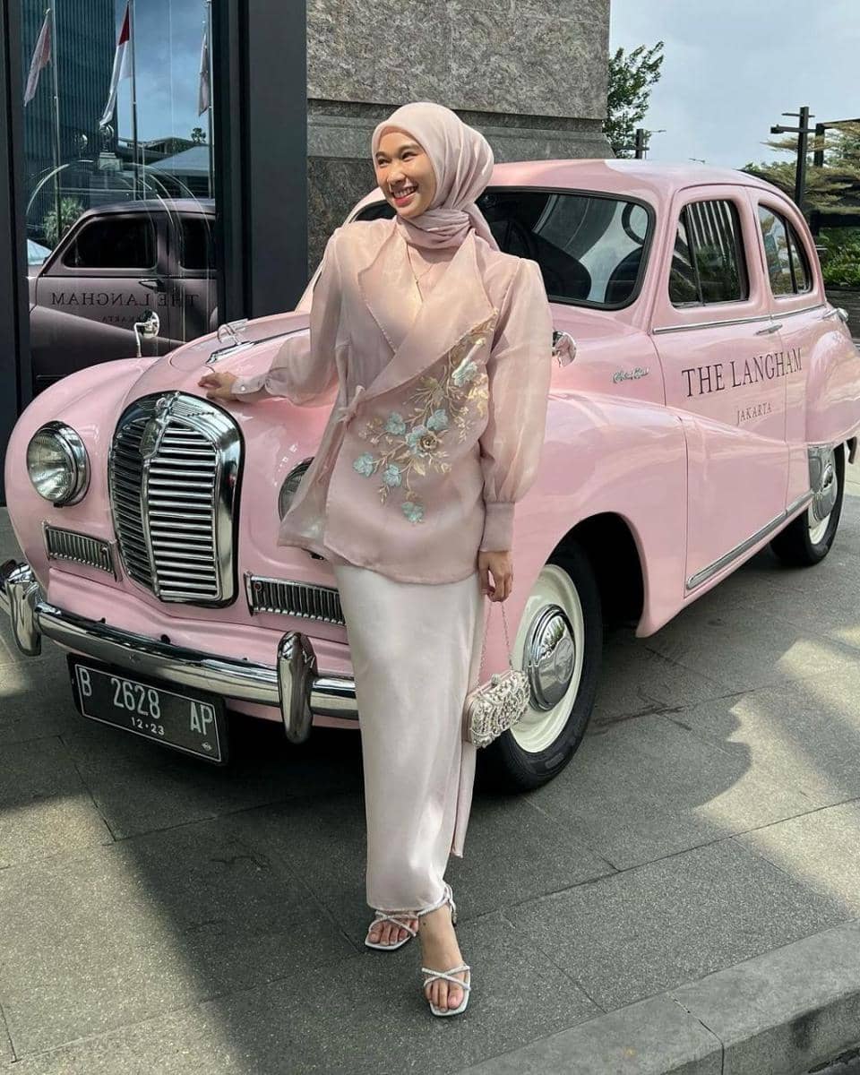 Inspirasi atasan organza earth tone (instagram.com/nasariastri)
